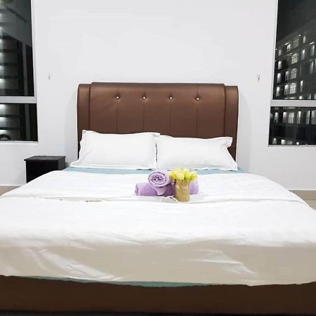 Oyo Home 90418 Suriamas Suites Condominium 1 조호르 바루 외부 사진